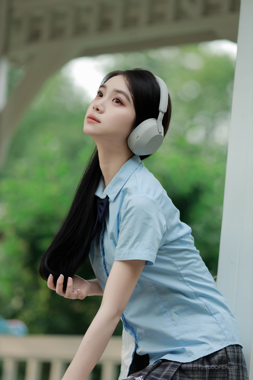 夏日JK校服裙摆甜美养眼女孩高清壁纸图片