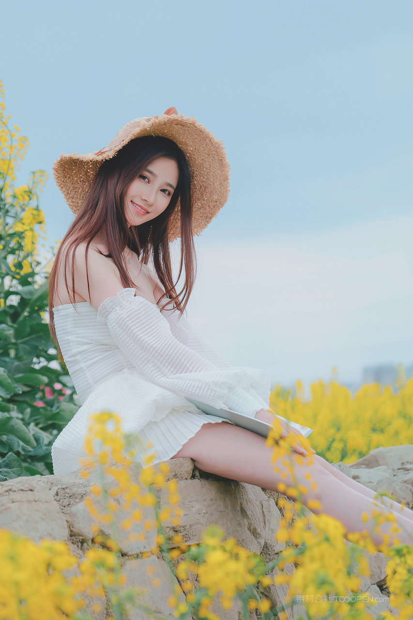 坐在石头上的甜美养眼女孩高清治愈手机壁纸图片