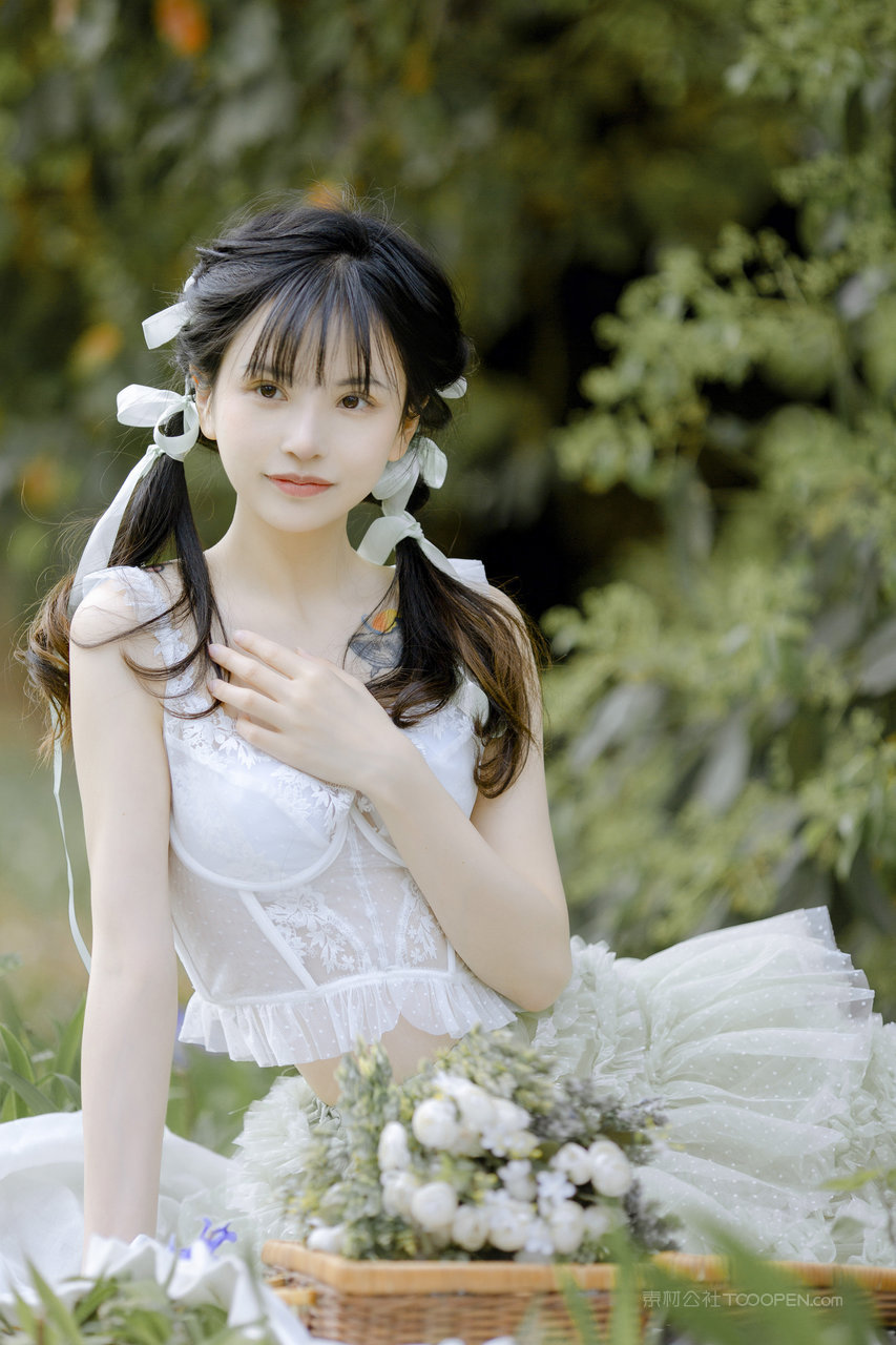 4K清纯甜妹户外采花唯美女生写真图片