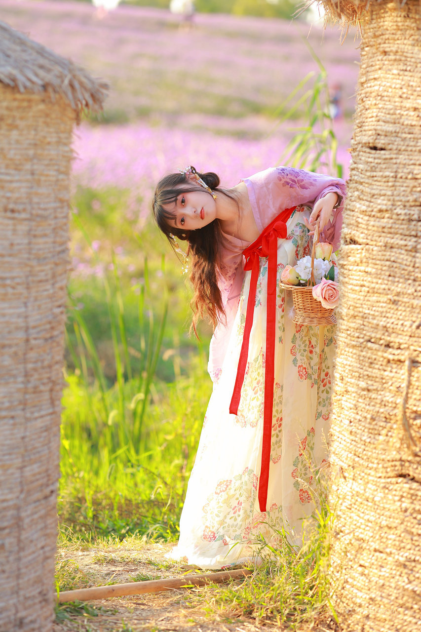 穿着汉服气质美女主播户外高清摄影图片