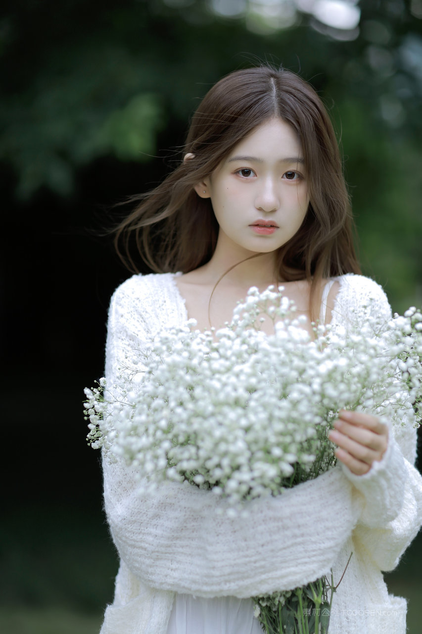 长相清纯的美女网红主播户外写真图片