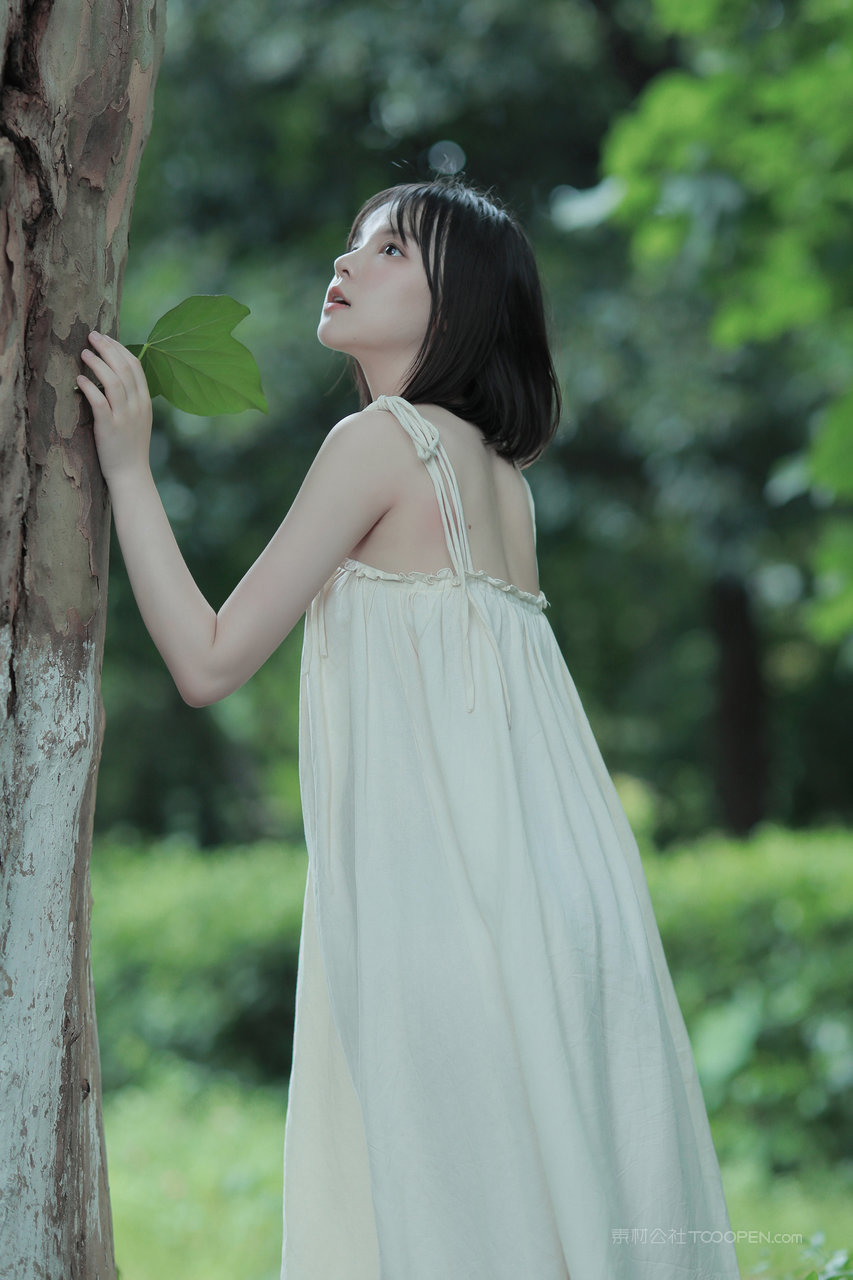 站在大树边的短发女孩清纯写真图片