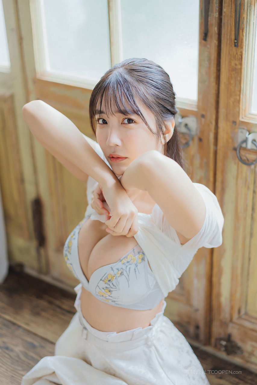 高清岛国爆乳美女图片