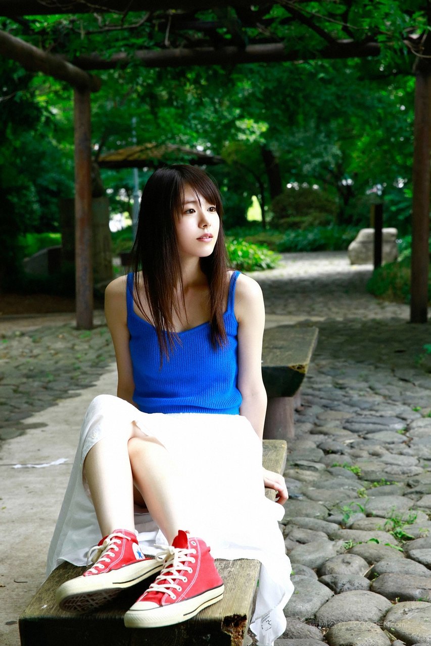 公园里的日本小清新女生高清手机壁纸图片