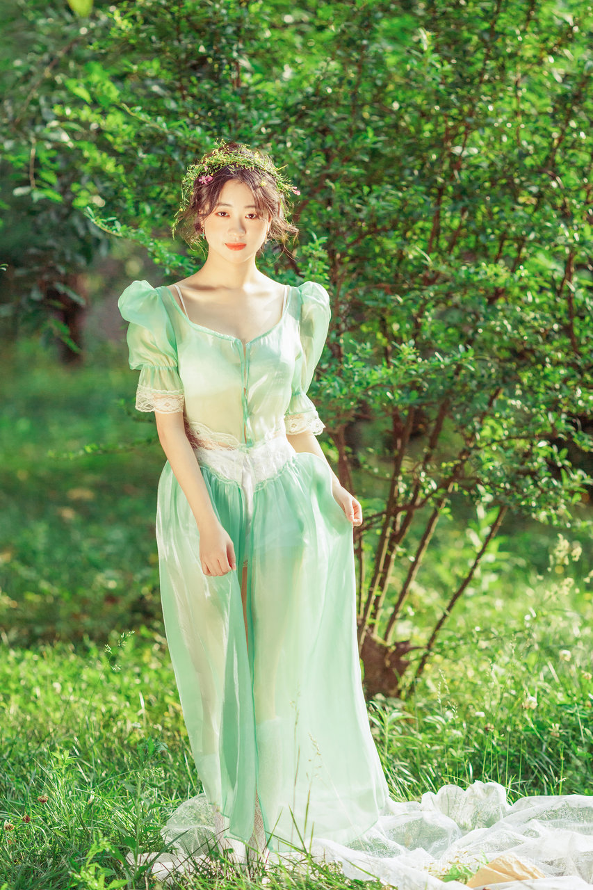 清纯美女亲近大自然图片