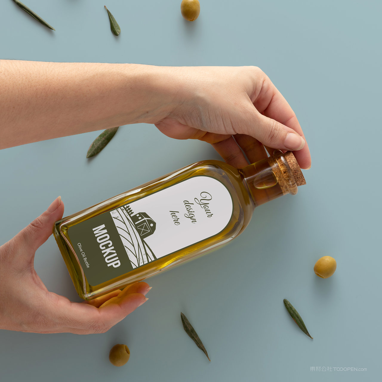手拿玻璃瓶橄榄油包装贴图样机