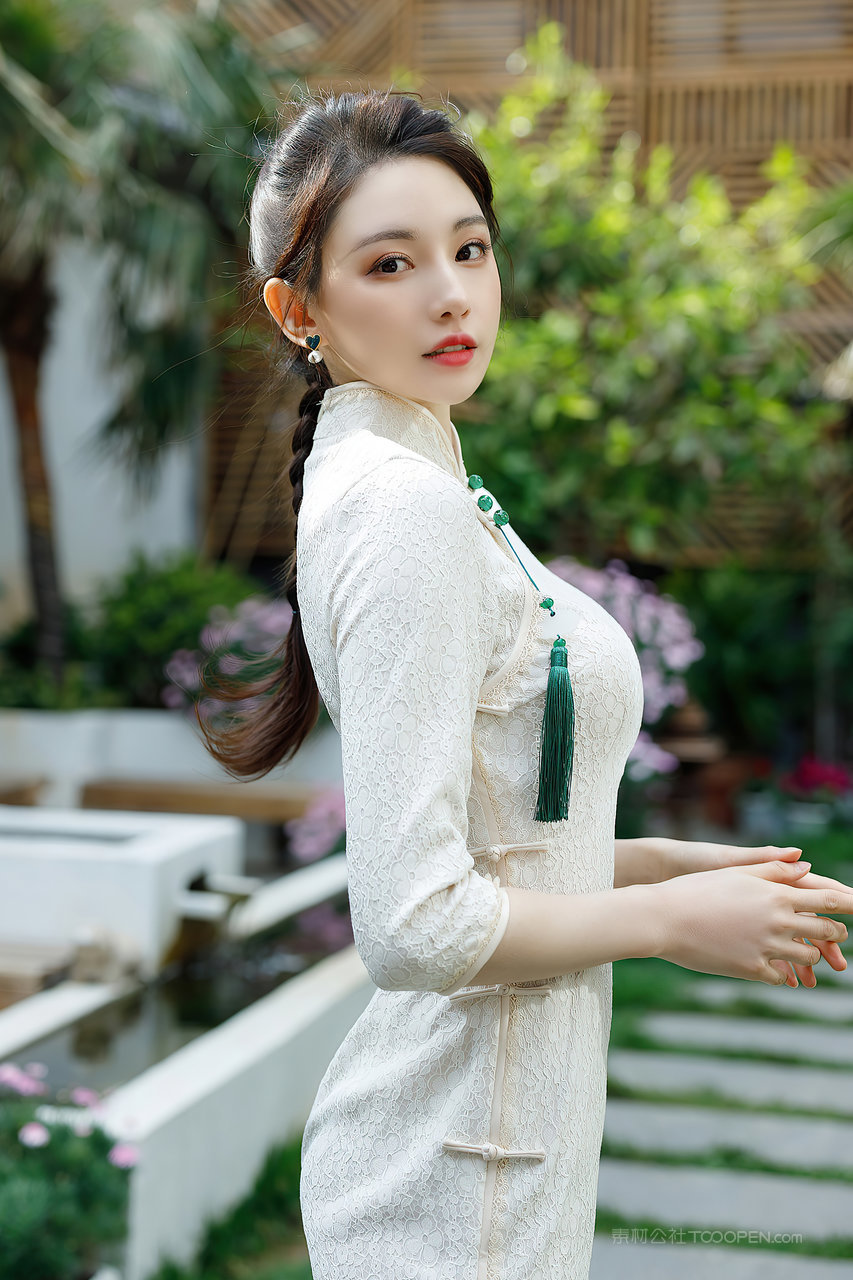 街拍养眼古风旗袍美女刘奕宁写真图片