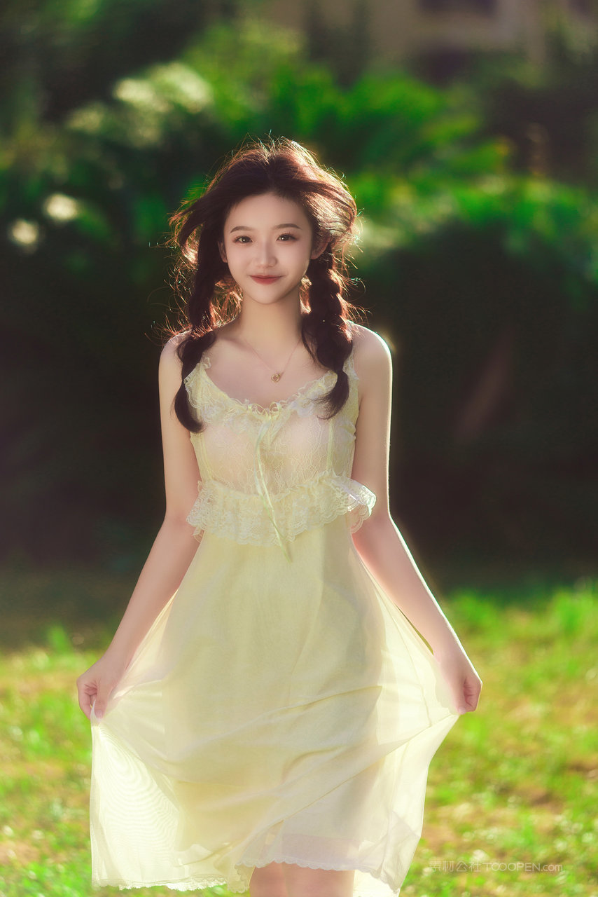 穿透明长裙的美女女大学生艺术照图片