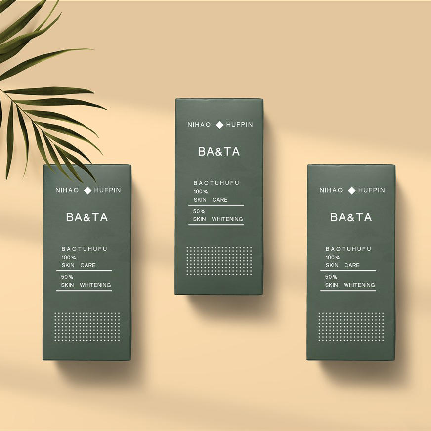 精致米黄色桌面上的包装盒贴图样机