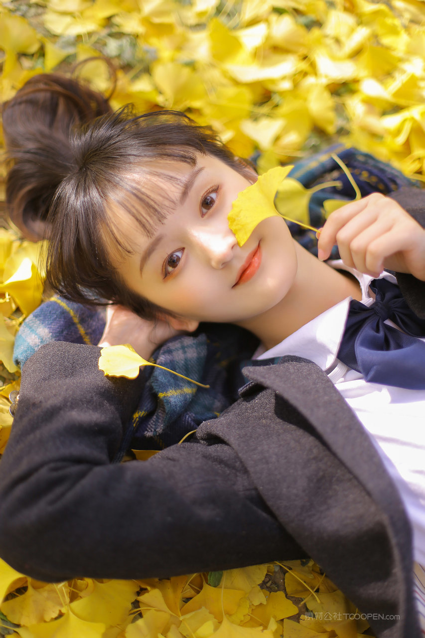 躺在树叶上的清纯美女图片大全