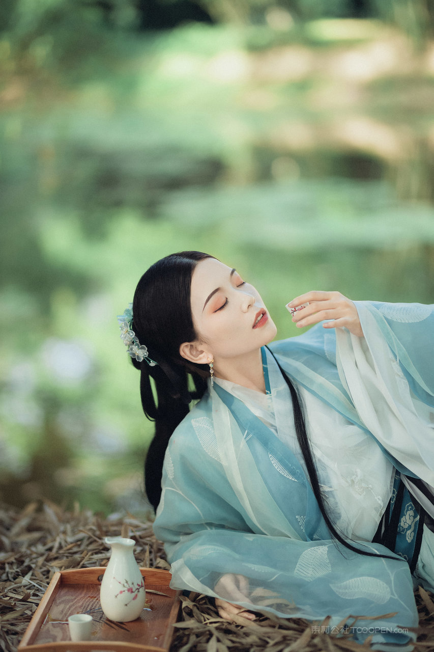 躺在竹林里喝酒的唯美清纯古风美女壁纸图片大全