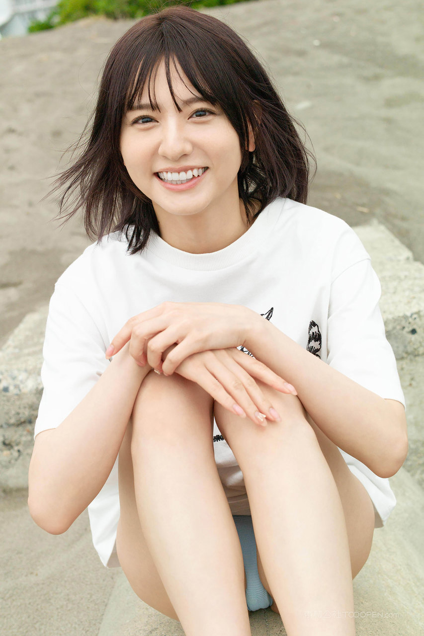 日本短发甜美少女海边沙滩摄影写真图片