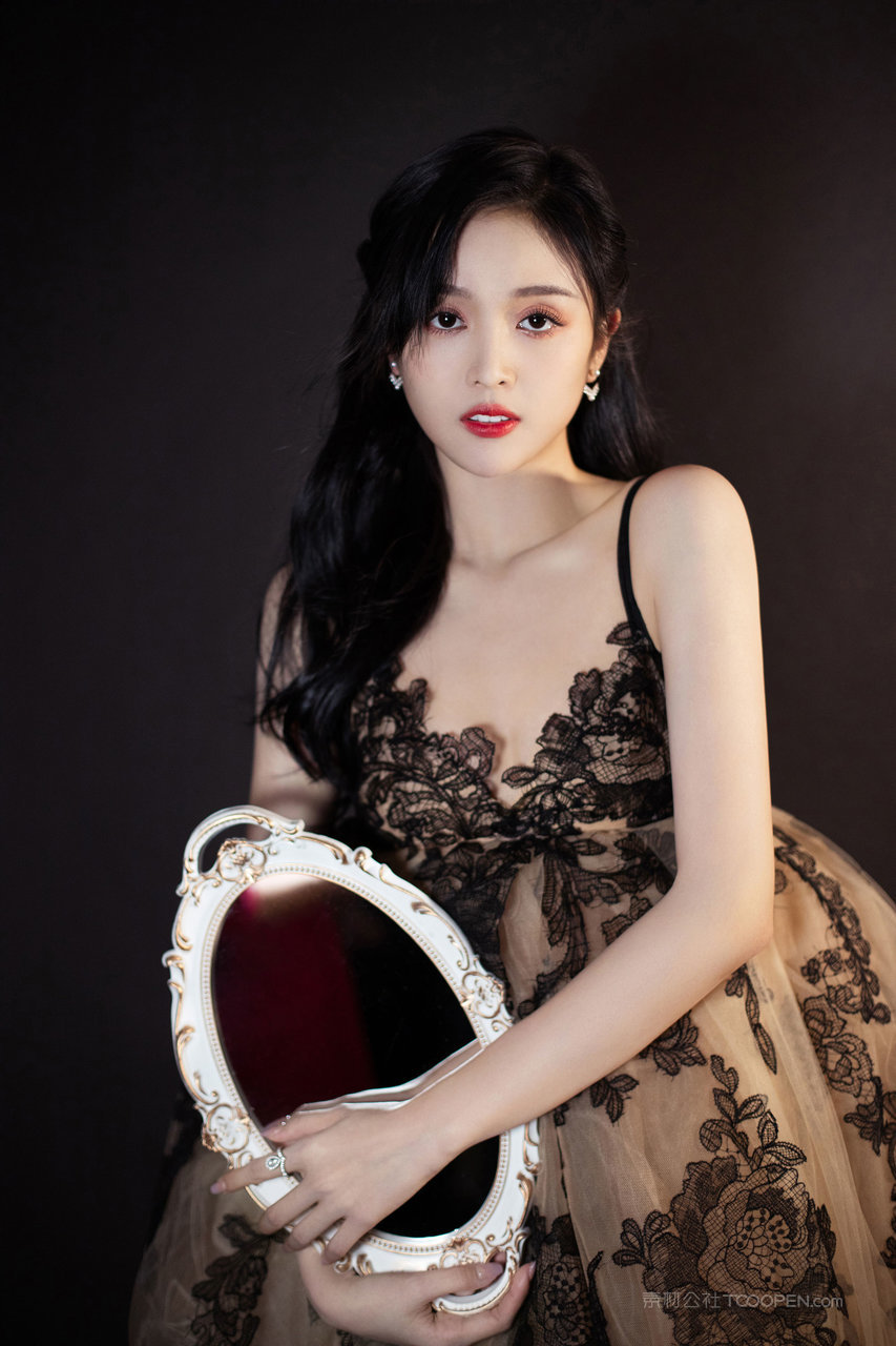 抱着镜子的中国气质女明星吴宣仪艺术写真图片