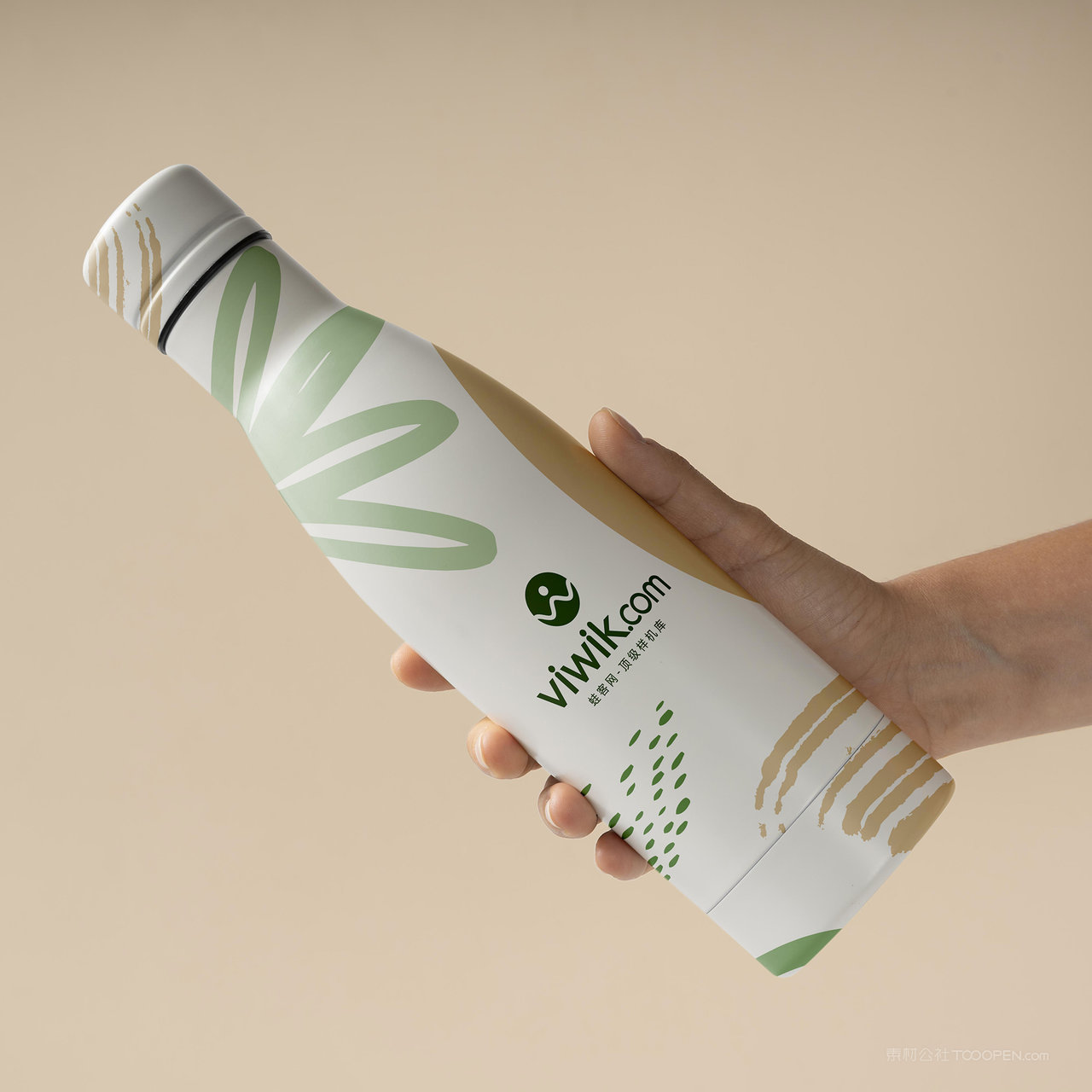 手拿瓶子贴图样机