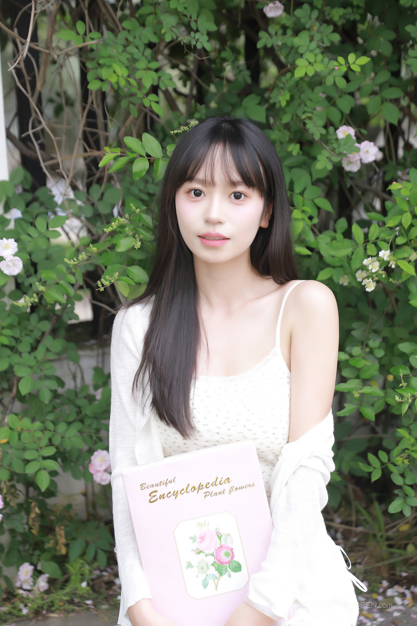 中国清纯迷人香肩美女大学生个人写真图片