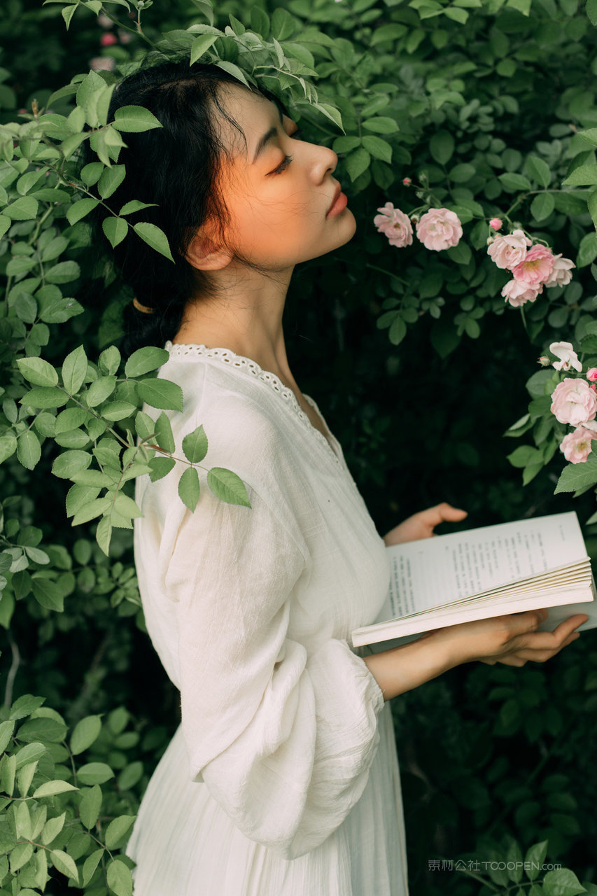 捧着书本的清纯女孩户外唯美艺术写真图片
