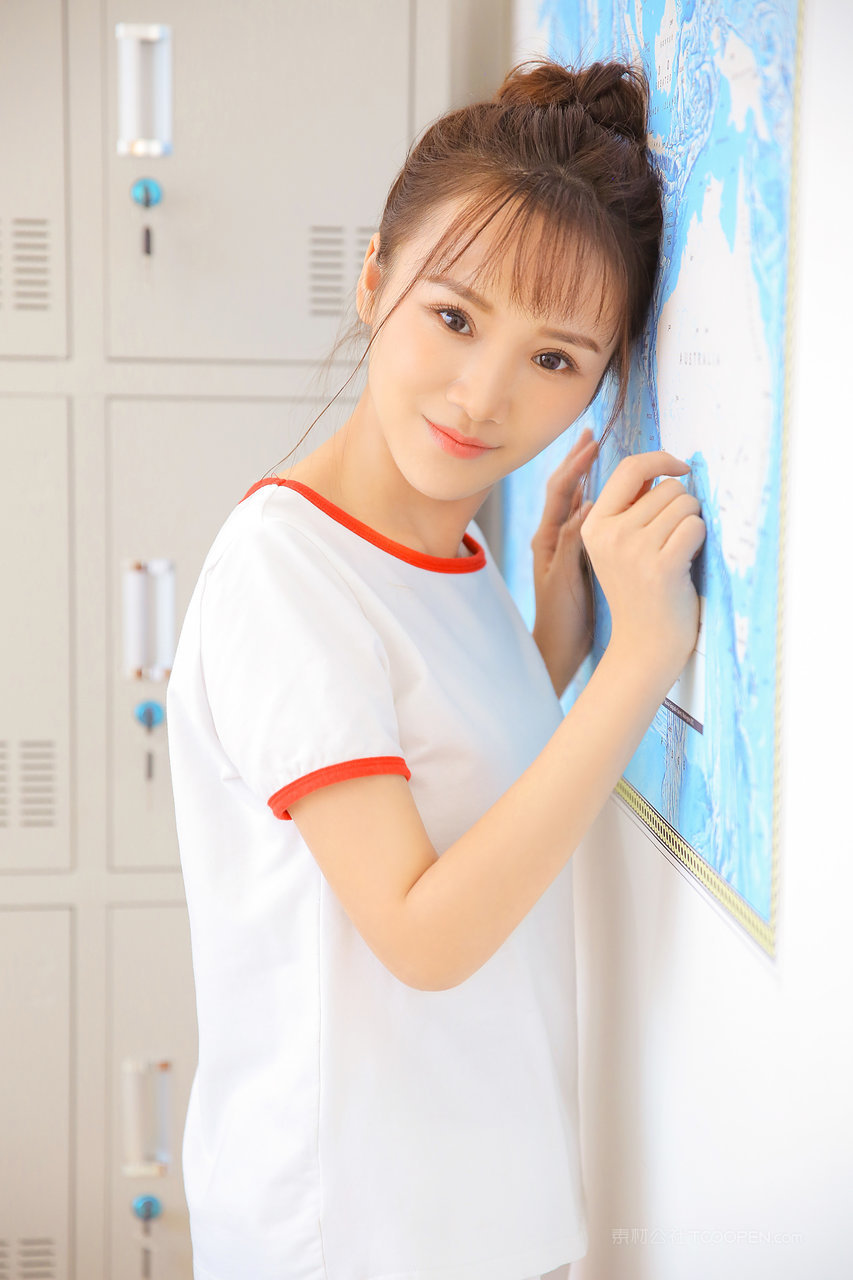 趴在墙上的清纯可爱女生798艺术写真大图