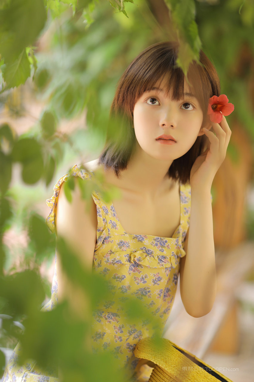 娇小可爱的短发美少女高清美照图片