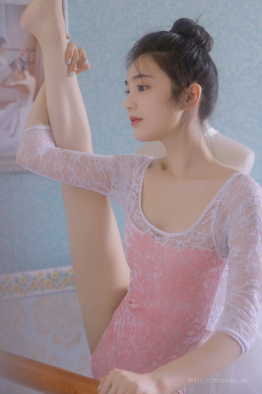 国产绅士美女舞蹈劈腿大胆艺术照片