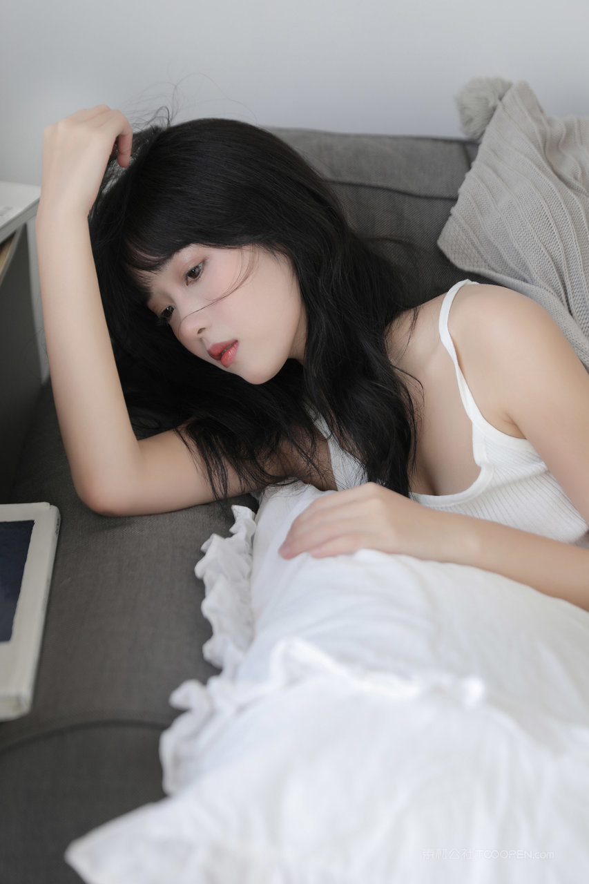 慵懒的躺在沙发上的清纯女孩人物图片大全