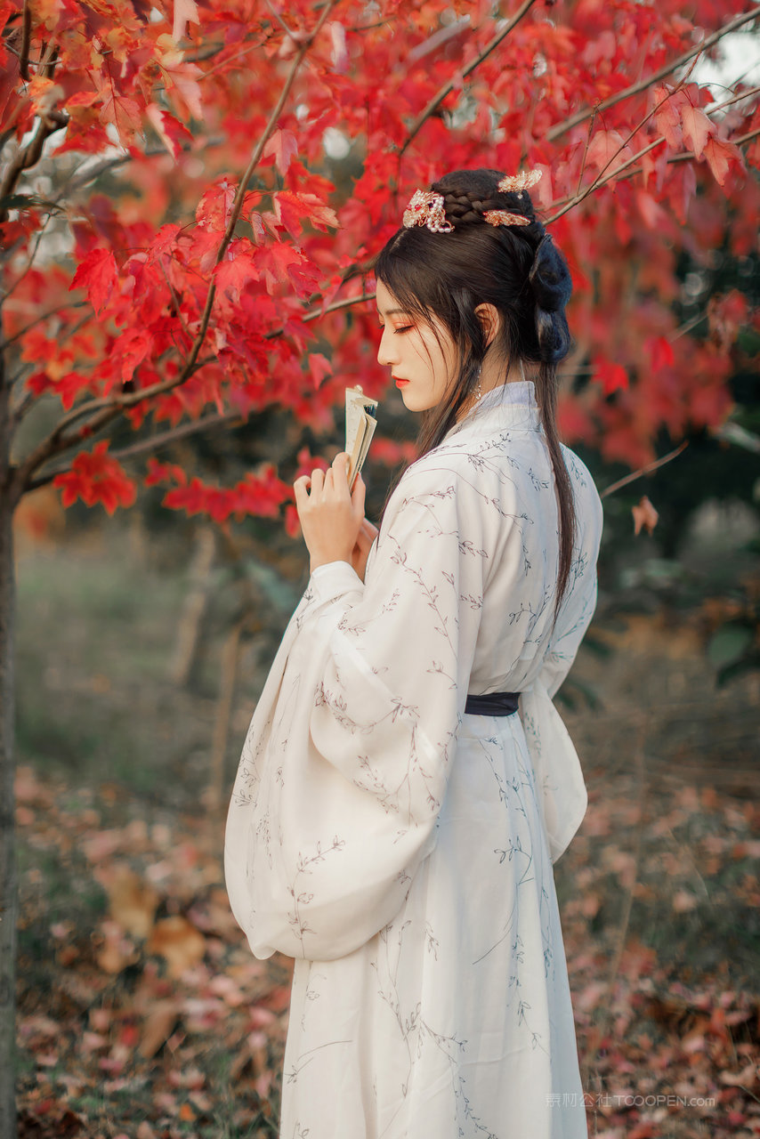 中国白色古装美女模特背影图片