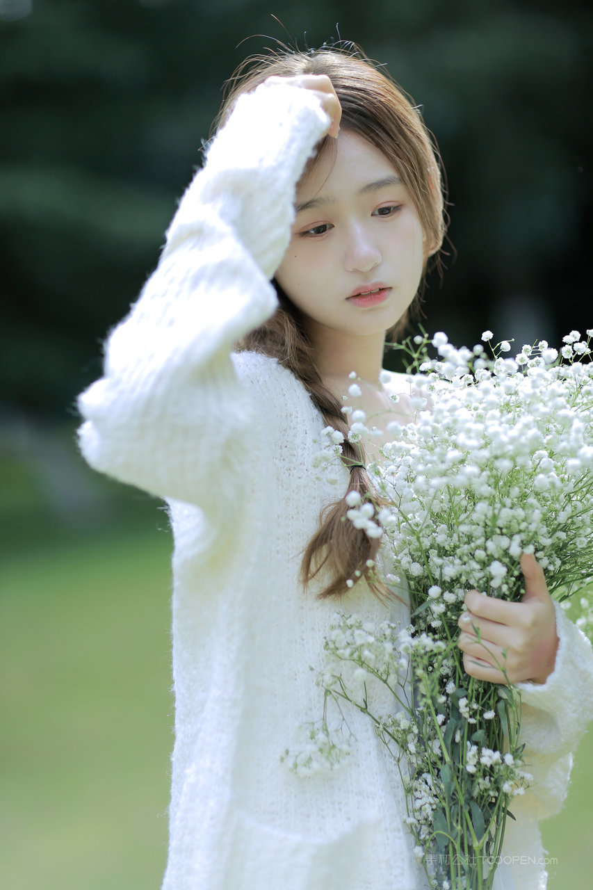 抱着花朵的清纯美少女图片大全