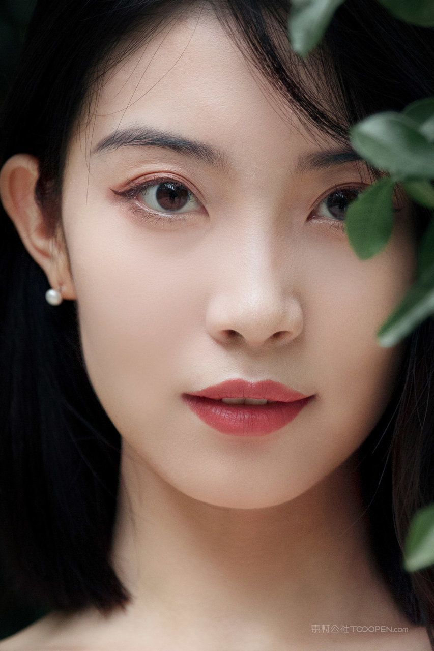 五官精致的清纯漂亮女孩脸部特写图片