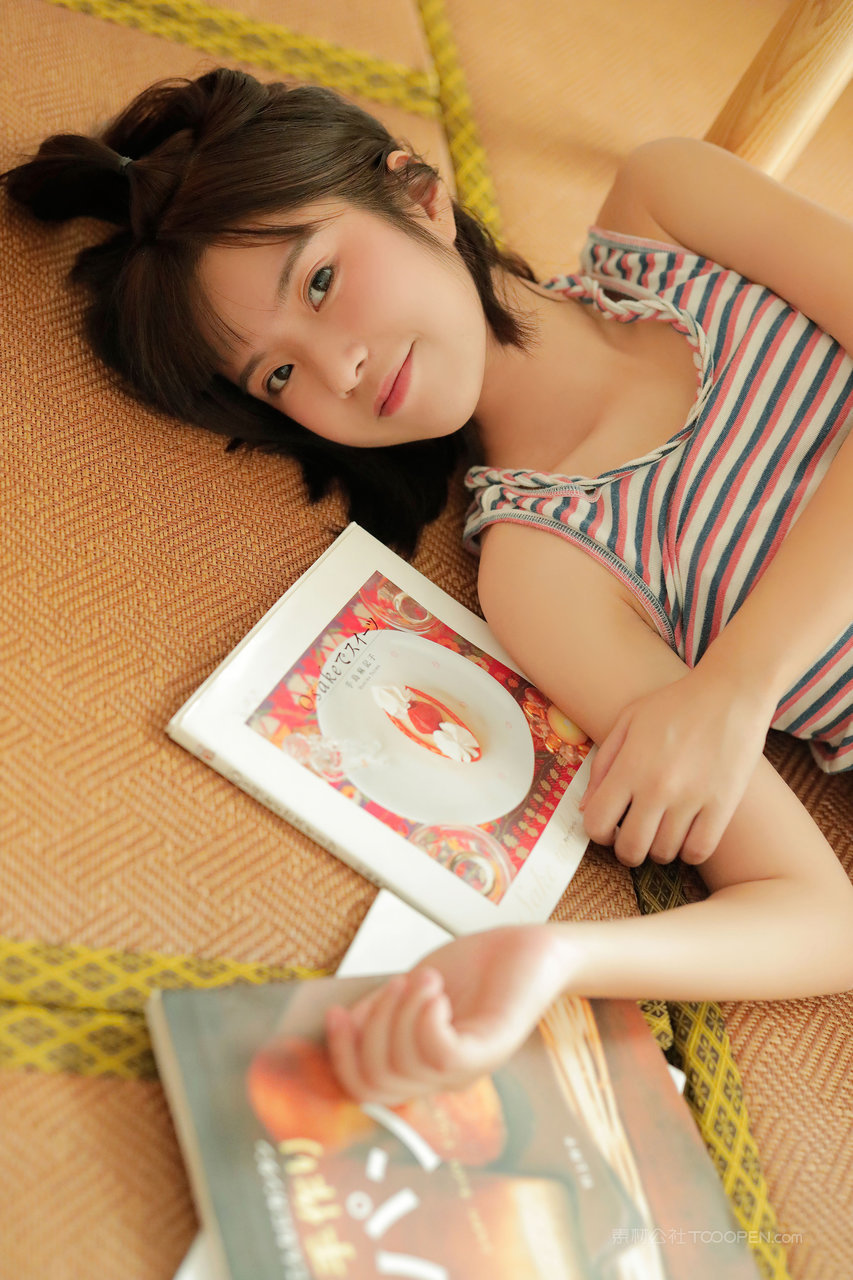 中国清纯短发女孩闺房私拍图片