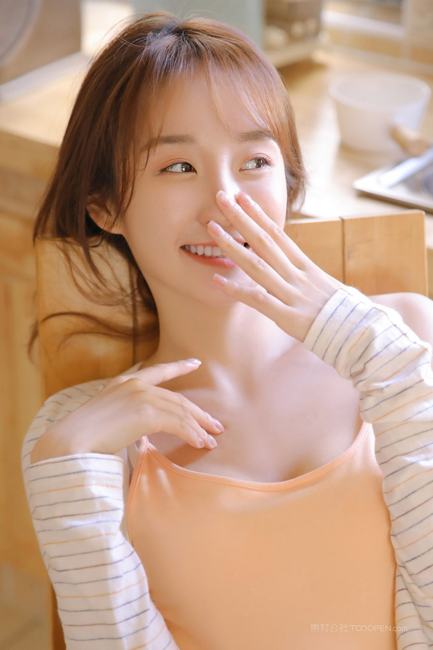 捂嘴偷笑的高清可爱女生个性头像图片