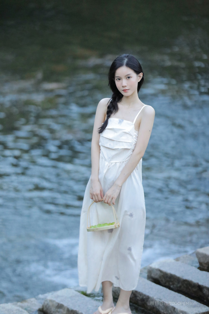 穿着吊带白裙的白月光女孩户外踏青写真图片