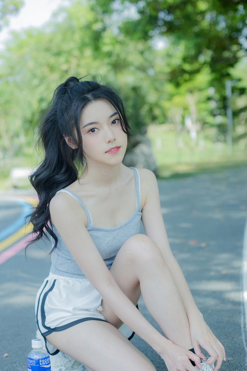 长相甜美的清纯可爱女生街拍写真图片