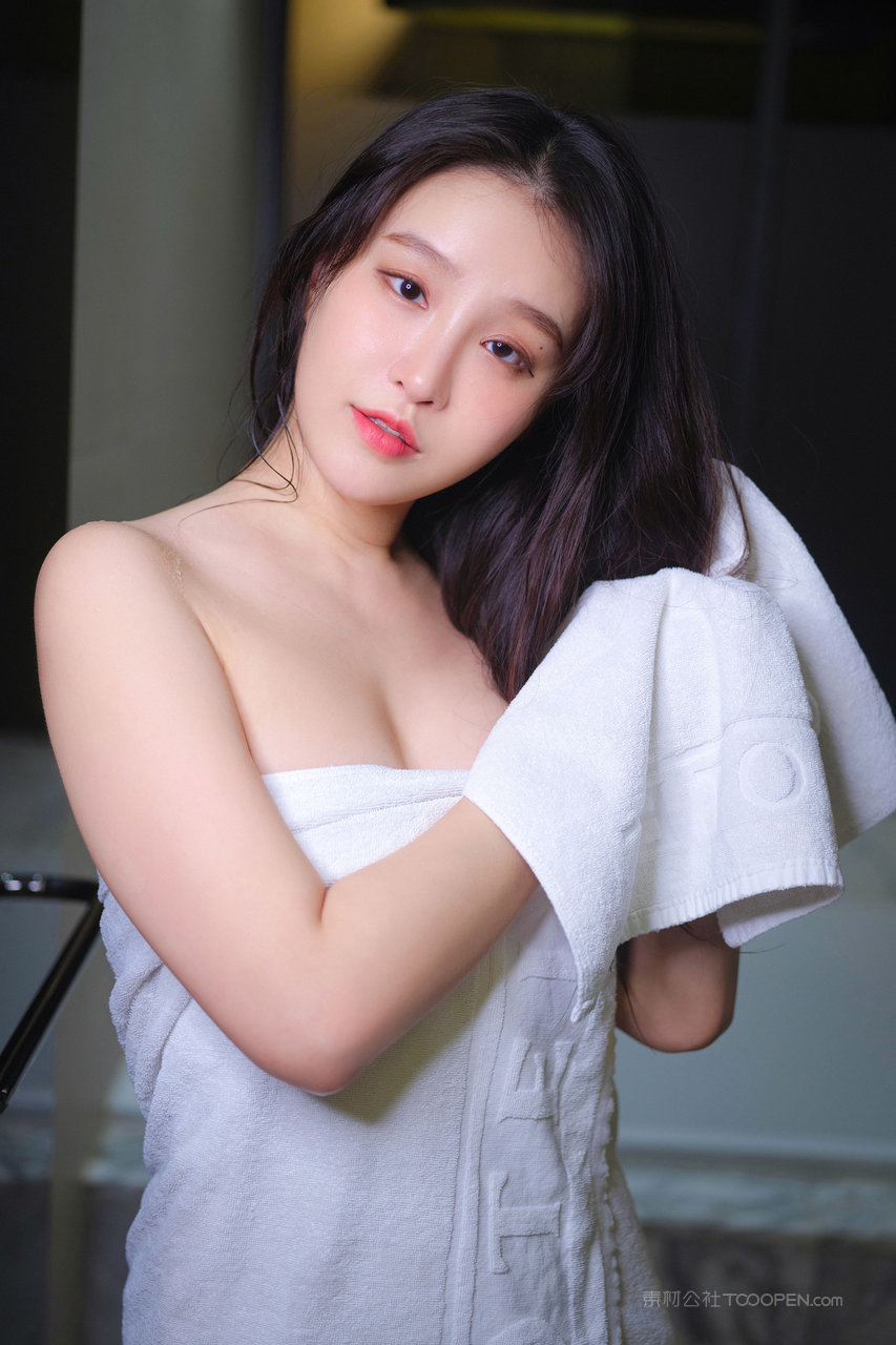 裹着浴巾的美女MM131图片