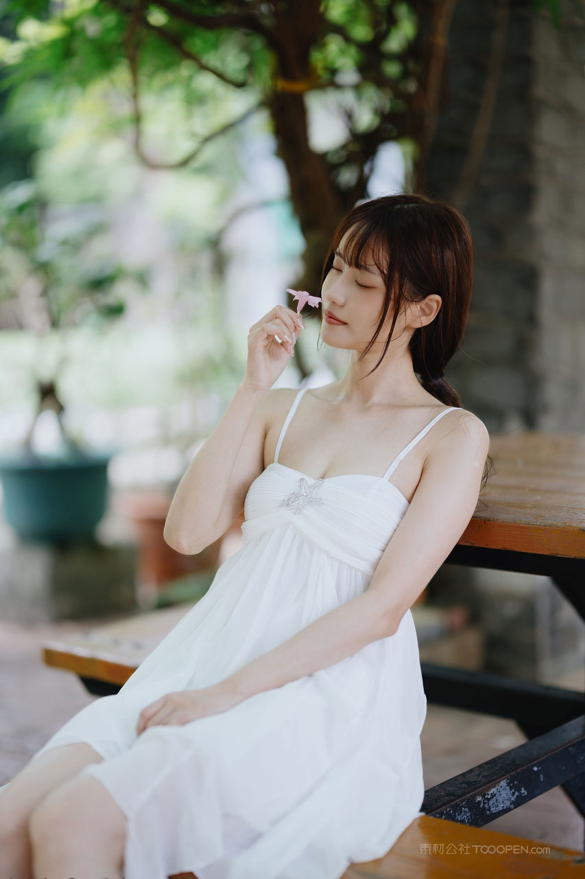 闻花香的可爱少女图片