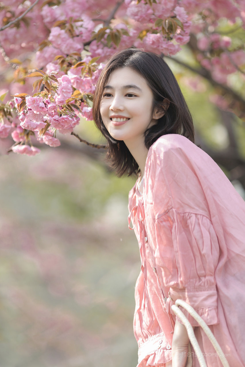 中国唯美短发女孩高清艺术照图片