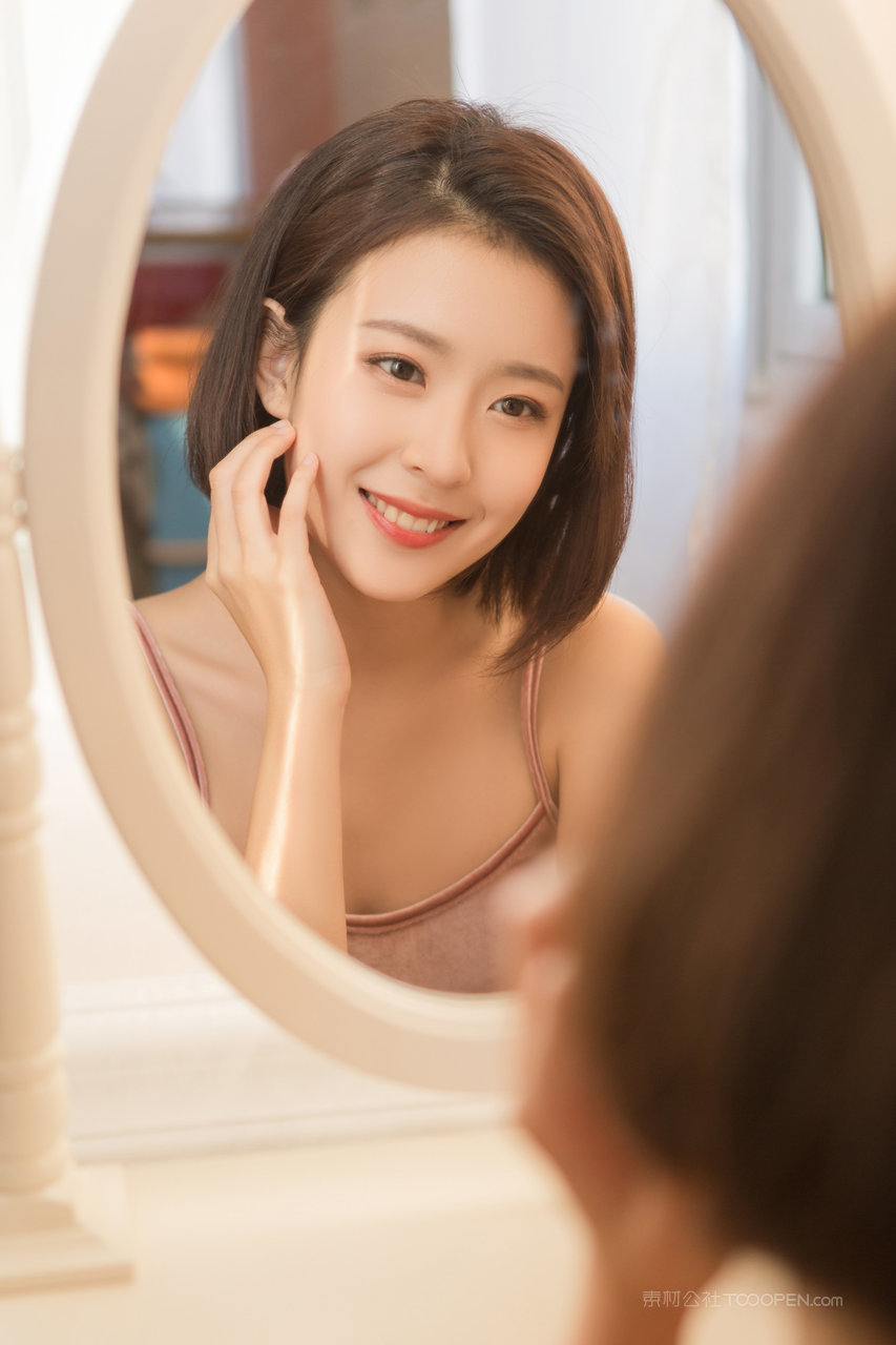 照镜子的清丽佳人国产短发美女图片