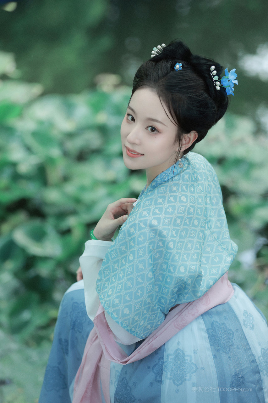 4K高清古典温柔汉服美女艺术照图片