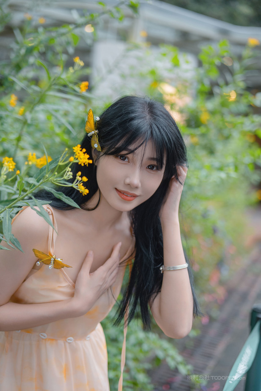 手捧鲜花的女孩手机壁纸图片