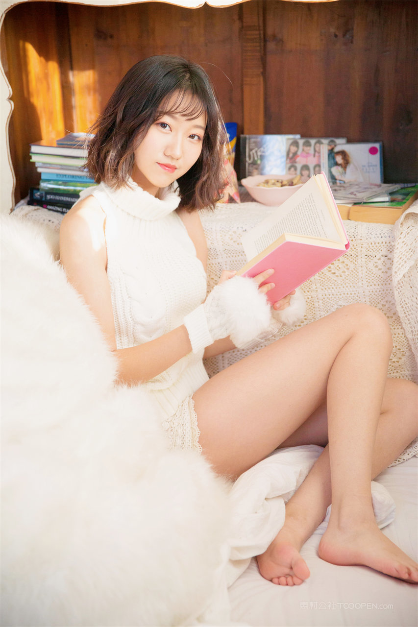 看书的清纯美腿可爱美女生活照图片