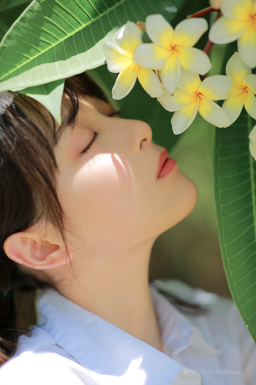 闻花香的日本甜美少女特写图片