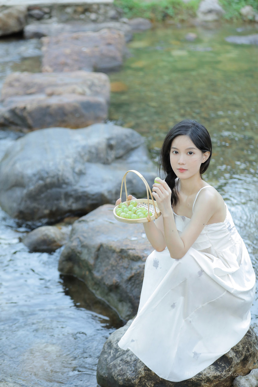 吃葡萄的清纯女孩户外踏青人像摄影图片