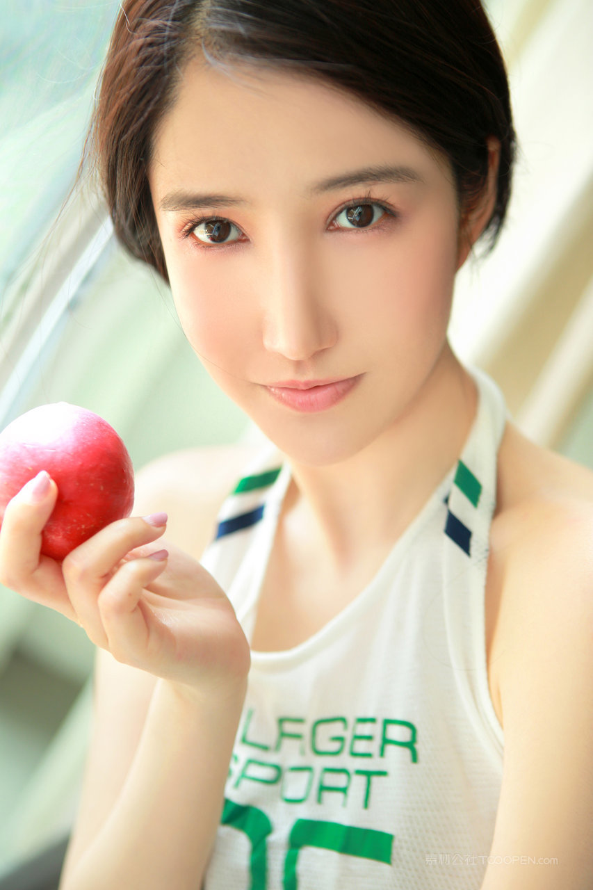吃苹果的清纯女生美女人像摄影写真图片