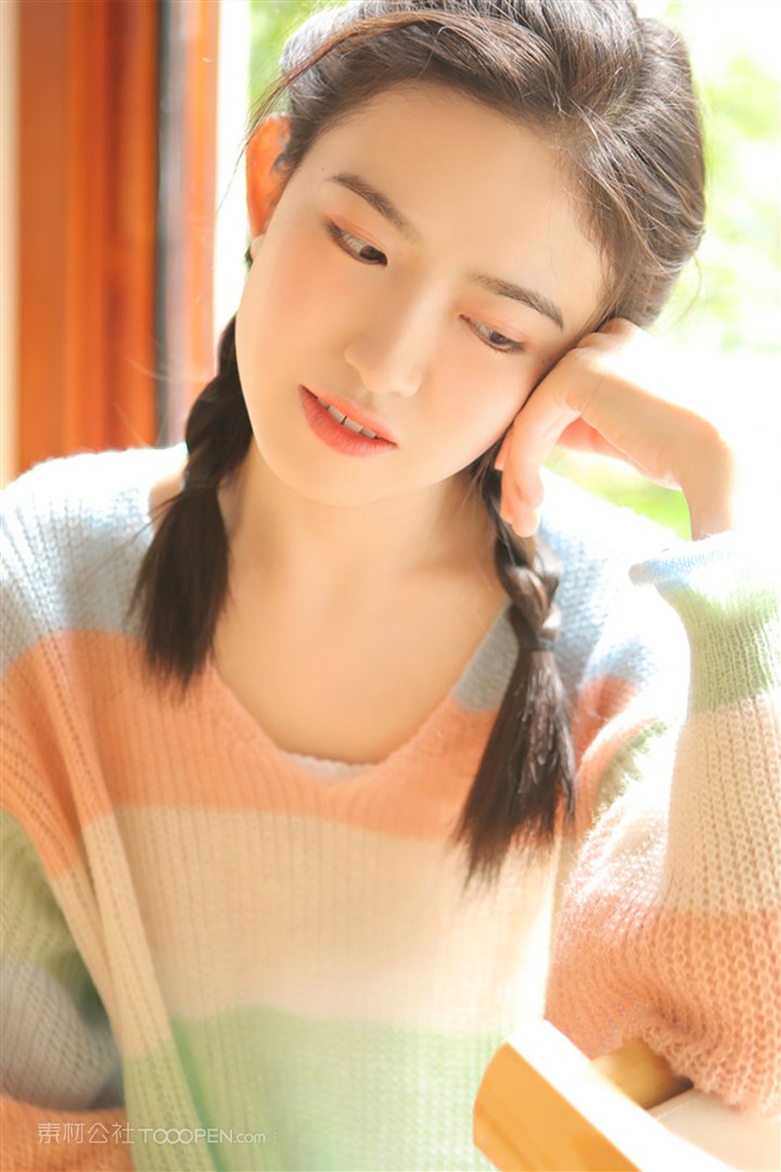 穿着毛衣的超清女生图片素材