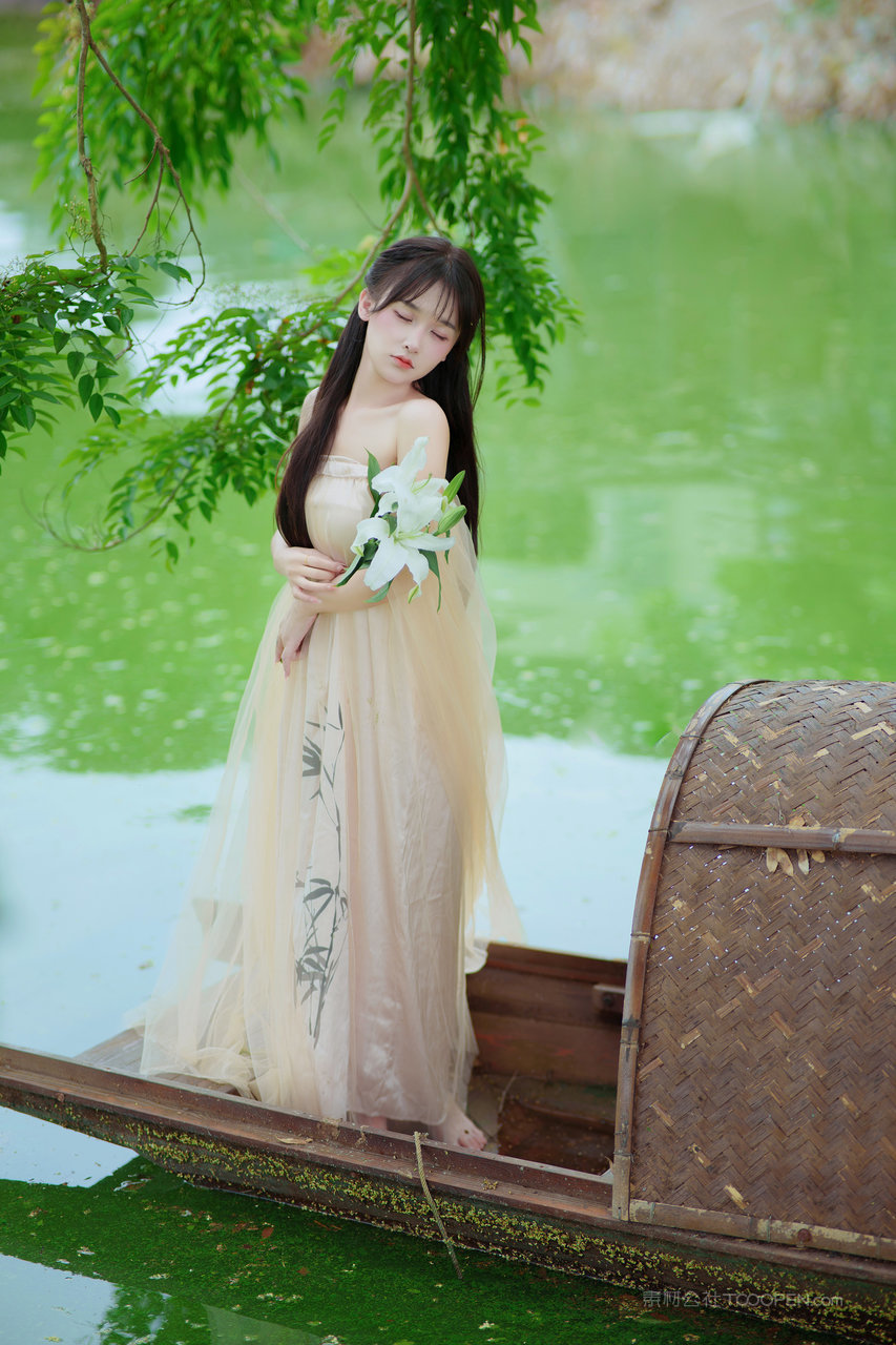 抱着鲜花的甜美小清新女孩小船上人体艺术摄影图片