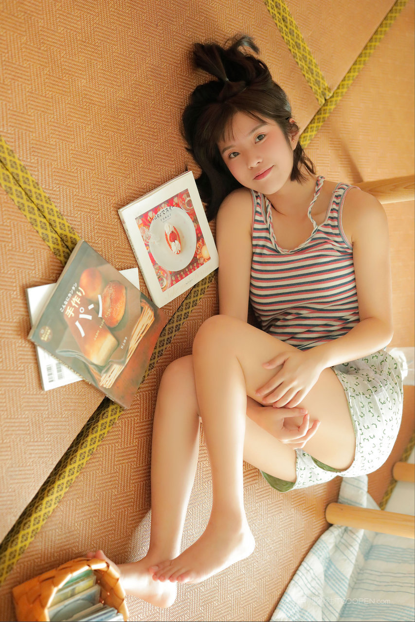 睡午觉的幼态小美女性感私房照图片