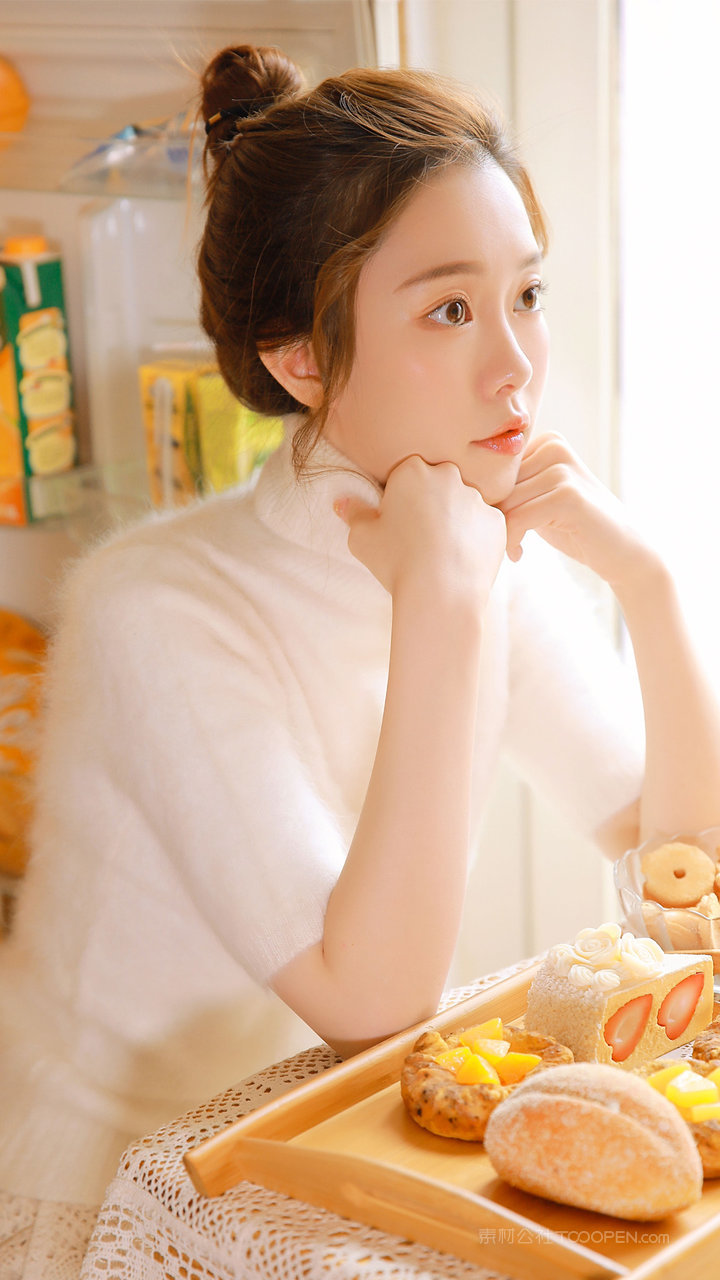 吃面包的大眼睛美女清纯写真图片