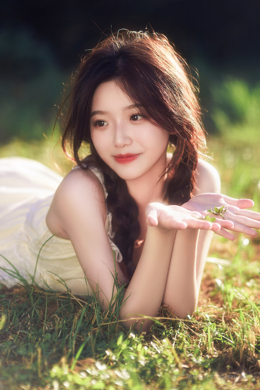 清纯国产精品999粉嫩美女女生艺术照