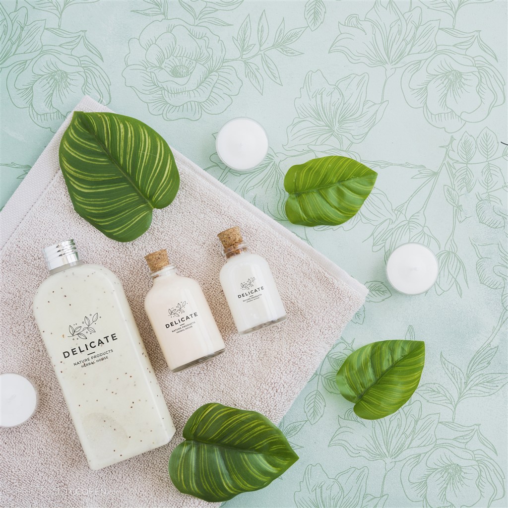 一大两小毛巾上的木塞玻璃瓶包装贴图样机