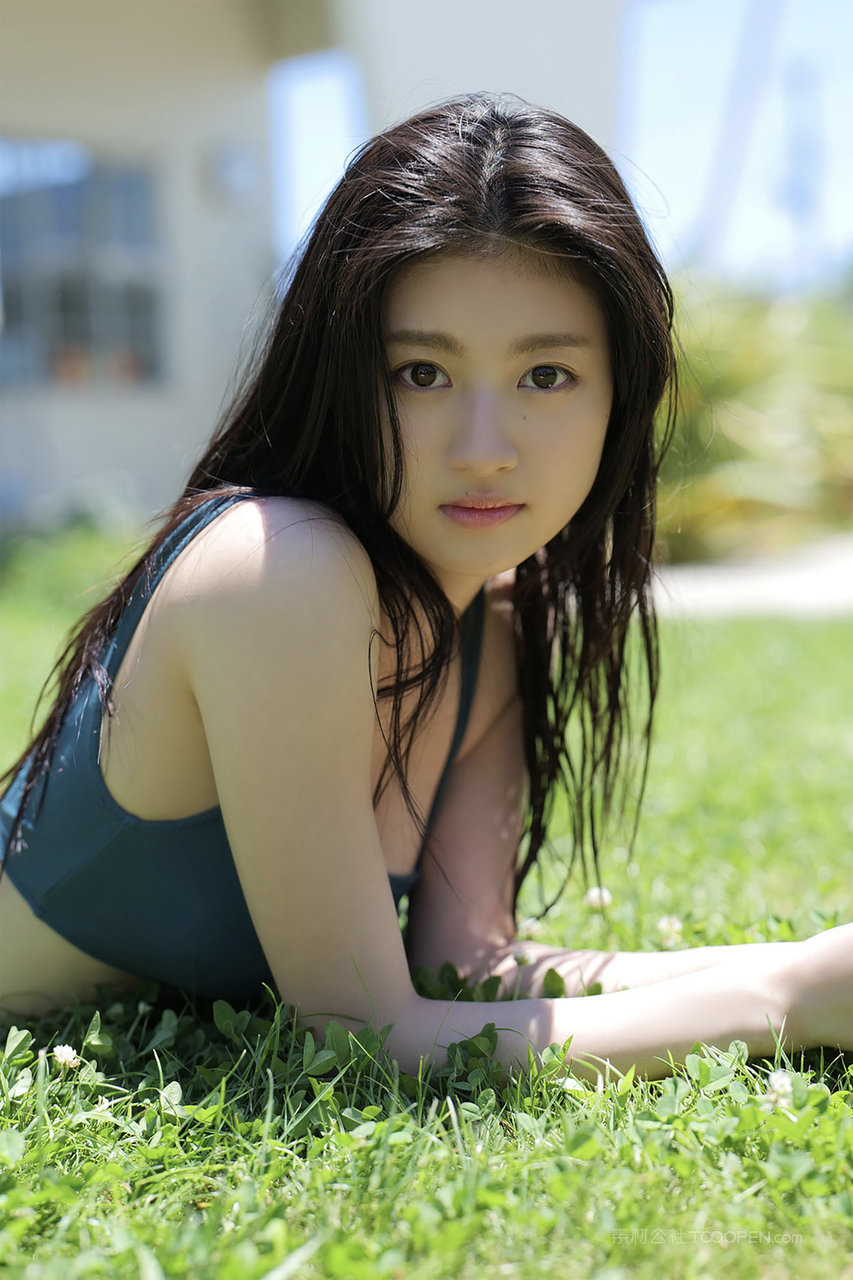 趴在草地上的日本清纯小美女高清图片