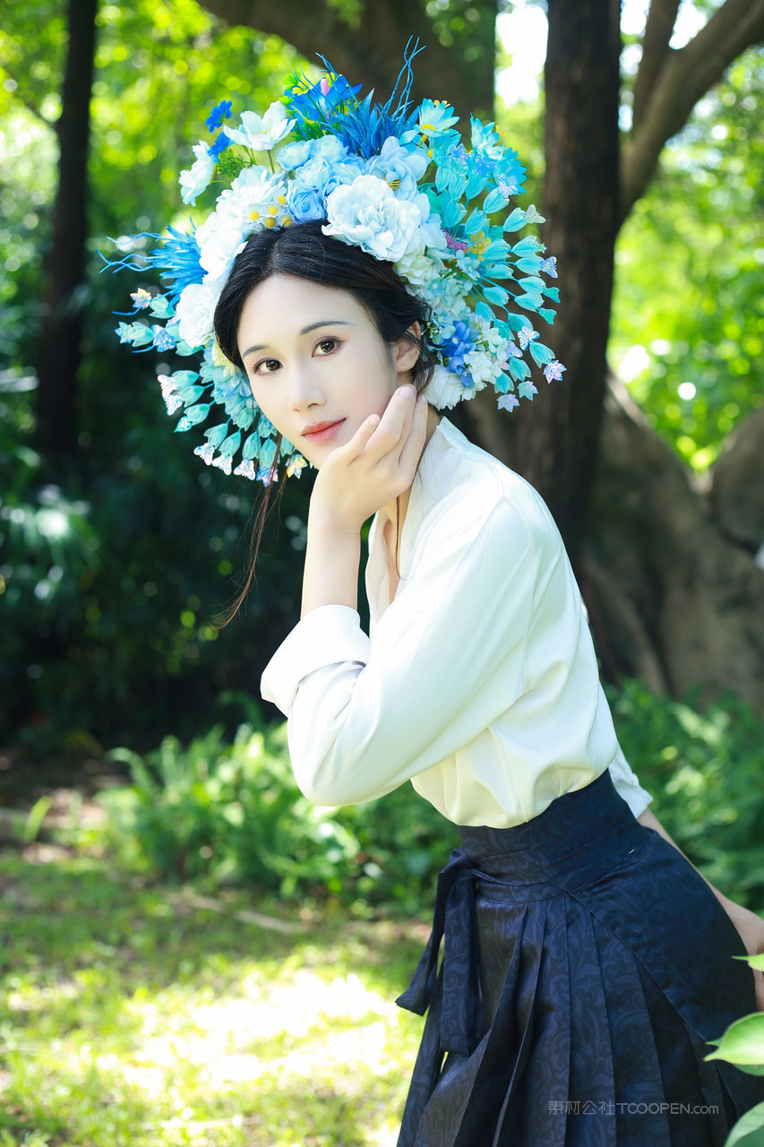 头上戴着花环清纯少女户外有氧运动人像摄影图片