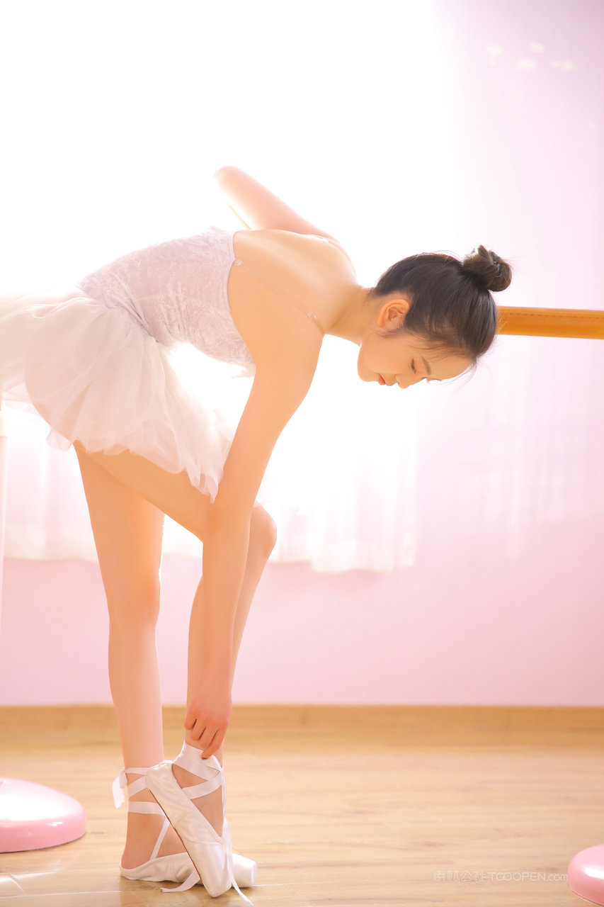 系鞋带的清纯芭蕾舞美女个人艺术照欣赏